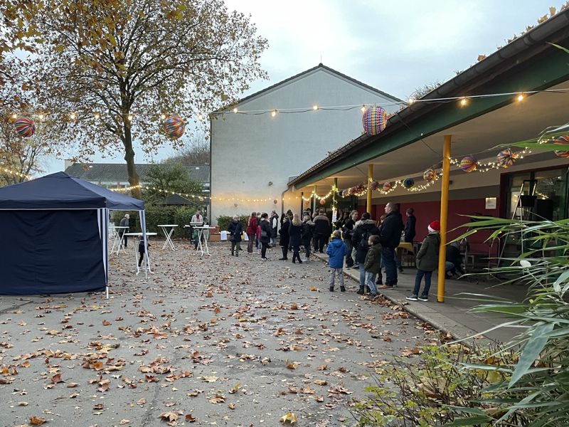 Herbstfest: Besucher zwischen Pavillons und Lichterketten