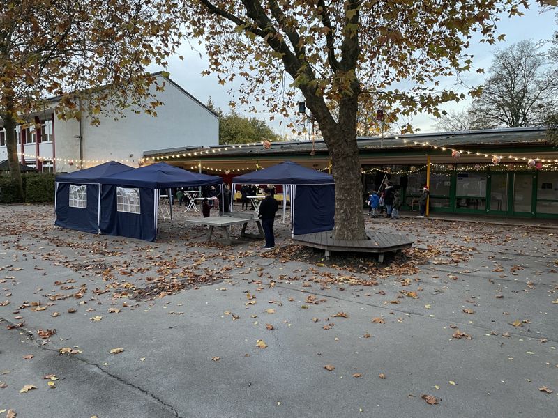 Pavillons und Lichterketten auf dem herbstlichen Schulhof