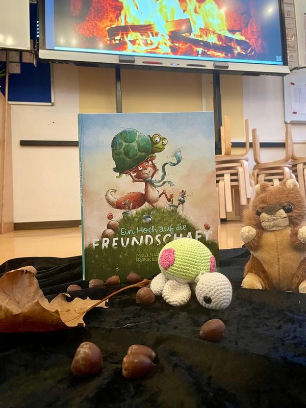 Bilderbuch über Freundschaft, davor Kastanien und gehäkelte Figuren